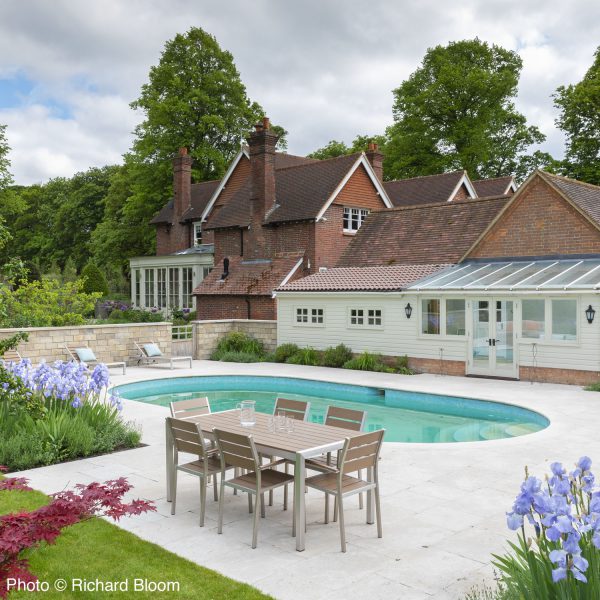Country Garden Buckinghamshire - outdoor pool